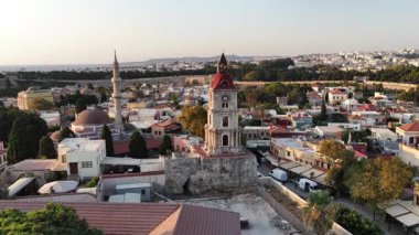 Rodos Yunanistan şehrine yüksek bir bakış açısından bakın. Altın saat boyunca tarihi yapılar ve manzaralar. Bu büyüleyici adaya benzersiz bir bakış açısı kazan..