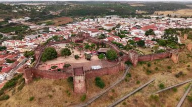 Portekiz 'in Algarve bölgesindeki Silves kasabasına tepeden bakan Silves Şatosu' nu gösteren hava perspektifi.