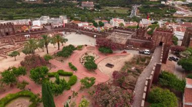 Bu, Silves Kalesi 'nin ve Algarve Portekiz' in etrafındaki kasabanın genel manzarasını gösteriyor. Kale duvarlarını ve manzarayı görebilirsin..