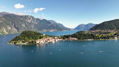 Bu, İtalya 'daki Como Gölü' nün yaz mevsimi boyunca havadan çekilmiş görüntüsü. Dağlarla çevrili Bellagio şehrinin yakınlarındaki sularda gemiler yüzüyor..