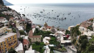 Positano İtalya 'nın havadan görünüşü. Suyu noktalayan teknelerle Tyrhenian Denizi 'ne bakan uçurumlarda evler inşa edilmiş..
