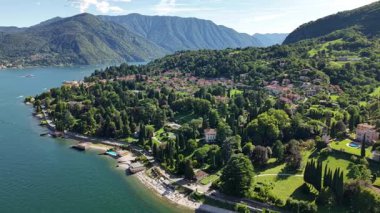 Havadan bakıldığında İtalya 'nın Como Gölü' ndeki sahil şeridi ve güzel villalar görülüyor. Gündüz vakti ve uzaktaki dağlar görülebilir..