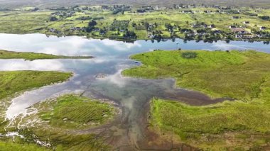 Hava manzaralı bir İskoç manzarası sergiliyor. Yeşil tarlalar ve temiz su küçük bir köyü sınırlıyor. Gündüz vakti çekilen doğal güzellik çok açık..