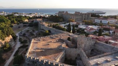 Büyük Üstat 'ın sarayından ve etrafındaki Ortaçağ surlarından elde edilen görüntüler sergileniyor. Ege Denizi ve yolcu gemisi Rodos Yunanistan 'da da görülebiliyor.