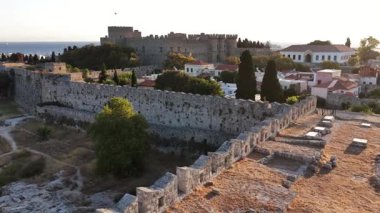 Hava perspektifi, Rodos Yunanistan 'daki tarihi kent surları ve kaleyi gösteriyor. Bu manzara, öğleden sonraki altın saat boyunca mimariyi ve manzarayı gözler önüne seriyor..