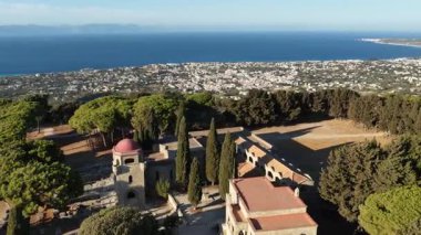 Rodos Yunanistan 'da güneşli bir günde Filerimos Manastırı' nın üzerinden uç. Antik harabelere, güzel manzaralara, Ialysos ve Ege Denizi kıyı manzaralarına bakın..