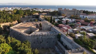 Hava perspektifi, etkileyici kale duvarlarıyla eski ortaçağ şehri Rodos 'u gösteriyor. Yunanistan 'ın tarihi dönüm noktasını çevreleyen yerleşim alanları ve ağaçlar.