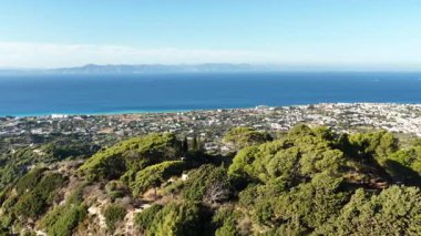 Hava perspektifi, Rodos Yunanistan 'ın manzarasını gösteriyor. Açık bir gün, sahil kenti ormanını ve adadaki dağlık araziyi gözler önüne seriyor..