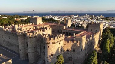 Bir hava perspektifi, Rodos adasındaki Büyük Üstat Sarayı 'nı gösteriyor. Şehir arka planda görünür ve Ege Denizi ufka kadar uzanır..