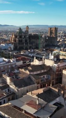Hava perspektifi Granada İspanya 'daki kentsel manzarayı gösterir. Çatılar ve Granada Katedrali gün boyunca parçalı bulutlu bir gökyüzünün altında görülebilir..