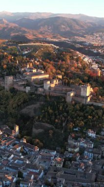 Granada İspanya 'nın geniş bir antresi. Alhambra Sarayı ve tarihi Albaisin mahallesine bakın. Gün doğumunda ya da günbatımında bir dağ zeminine kurulmuş..