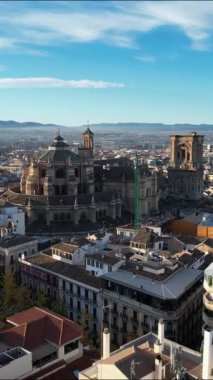Granada İspanya 'nın hava perspektifi, Katedral ve gündüz vakti mavi gökyüzünün altındaki binalar da dahil olmak üzere şehir manzarasını gösteriyor..