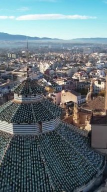 Granada İspanya 'nın güzel bir hava perspektifi. Granada Katedrali ve çevresindeki binalara odaklan. Dağlar uzaktan görülebilir..