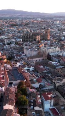 İnsansız hava aracı Granada İspanya 'yı geniş açıdan görüyor. Eski binalar ve dağlar görülebilir. Hava açık ve güneşli..