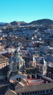 Granada İspanya 'nın hava manzarası açık bir günde binaları ve mimariyi gösteriyor. Şehir manzarasında kuleler ve dağlar görülebilir..