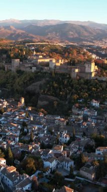 Yüksek irtifa manzarası Alhambra Sarayı 'nı aydınlatan Granada İspanya şehrini gözler önüne seriyor. Gün boyunca açık ve güneşli bir gökyüzünün altında dağlar görülebilir..