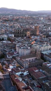 Granada 'nın genel manzarası. Eski mimariye ve araziye yayılan şehre dikkat edin. Arka planda dağlar görünür..