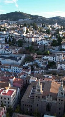 Bu Granada İspanya 'nın havadan bir perspektifini gösteriyor. Mimari ve şehir manzarası açık mavi gökyüzünün altında görünen dağlarla birlikte sergilenmektedir..