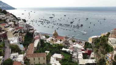 Positano 'nun havadan bakış açısı. Binalar denizde teknelerle kıyı şeridi oluşturur. İtalya 'daki Amalfi Sahili' nin inanılmaz manzarası.