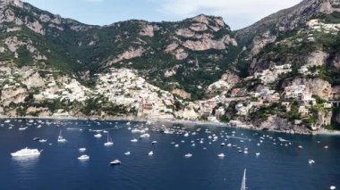 Positano İtalya 'nın kıyı kasabasındaki mimari ve teknelere kuşların bakışı bakıyor. Gündüz çekimleri.