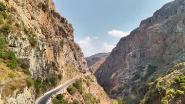Girit 'teki Kourtaliotiko Boğazı' nda bir İHA uçuyor. Güneşli bir günde sarp kayalıklardan geçen yolu gösteriyor..