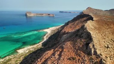 Hava manzarası, güneşli bir günde Girit 'teki Gramvousa Adası kıyılarıyla buluşan güzel Balos Gölü' nü gösteriyor..