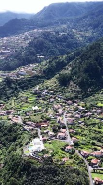 Gündüz hava perspektifi, Madeira Vadisi 'ndeki sarmal binaları, dolambaçlı yolları ve yeşil dağları gösteriyor..