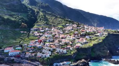 Atlas Okyanusu 'na bakan Madeira' nın yeşil tepelerine inşa edilmiş güzel bir köyün havadan bakış açısı..