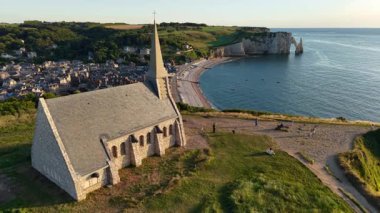 Etretat France havacılık: Tarihi Chapelle kasabası Altın Saatteki Büyük Tebeşir Kayalıkları.