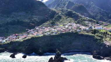 Madeira adasında sarp kayalıklara inşa edilmiş büyüleyici bir Portekiz köyü keşfedin. Teraslı tarlalar Atlantik 'in üstündeki tepelere tırmanıyor..