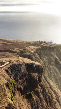 Madeira 'nın yüksek kayalıklarına tünemiş muhteşem Ponta do Pargo Feneri' ne bakın. Uçsuz bucaksız okyanus ufka kadar uzanır berrak bir gökyüzünün altında..