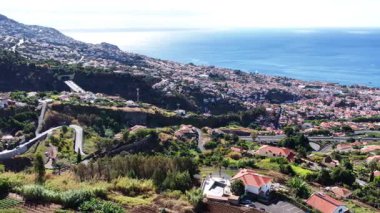 Yamaçtaki bir şehrin güneşli havası. Yoğun yollar Atlantik 'le kesişiyor..