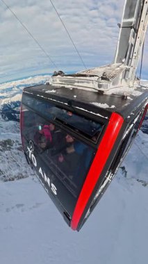 Bir teleferik, karlı Chamonix Fransız Alpleri 'nin üzerinden Aiguille du Midi istasyonuna gidiyor..