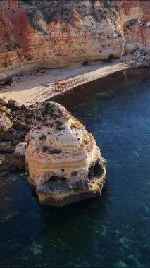 Altın kayalıklar ve berrak mavi su Algarve Portekiz sahillerinde güzel bir manzara yaratır..