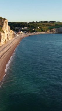 Altın saat boyunca Etretat Fransa 'nın güzel hava perspektifi. Manzara, çarpıcı doğal kemer beyaz uçurumları ve sakin denizi gösteriyor..