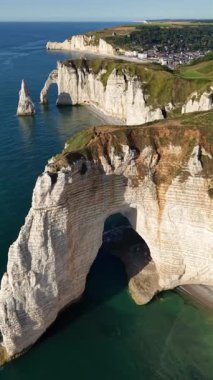 Panoramik hava manzarası, güzel beyaz tebeşir uçurumlarını ve Etretat Fransa 'nın ikonik doğal kemerlerini yakalıyor çarpıcı bir kıyı manzarası..