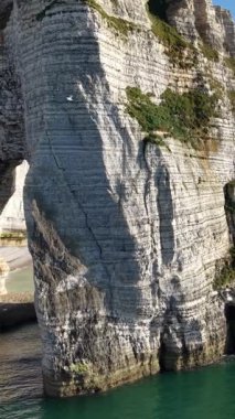 Etretat Fransa 'yı gün boyunca vurucu deniz kemerleri ve yüksek tebeşir kayalıkları manzaralarıyla keşfedin..