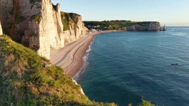 Fransa 'daki Etretat kıyılarının hava perspektifi.