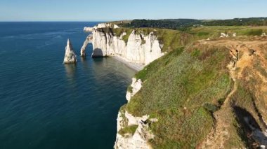 Etretat Fransa 'nın görkemli beyaz tebeşir kayalıklarını ve doğal kaya kemerlerini deneyin..