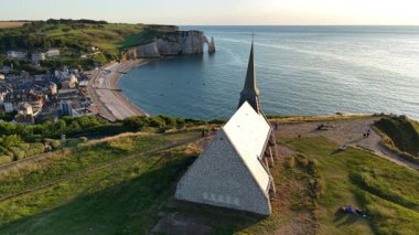Hava görüntüsü Notre Dame de la Garde Kilisesi 'nin Fransa' ya bakan bir uçurumda olduğunu gösteriyor..