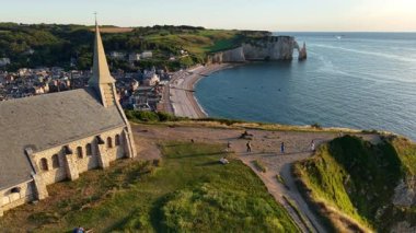 Panoramik hava görüntüsü gün batımında Etretat Fransa 'yı gösteriyor.