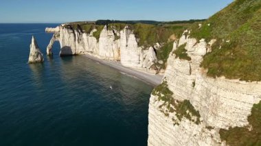 Etretat Fransa 'nın beyaz tebeşir kayalıklarının ve doğal kemerlerinin üzerinde uçuyor..