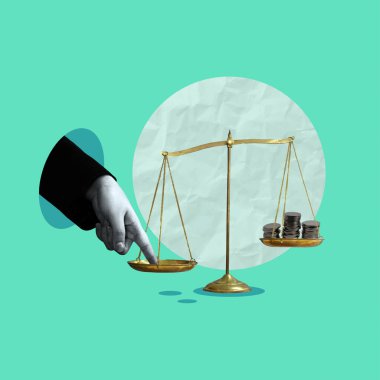 Adalet ve finans dengesini canlı bir zemin üzerinde pullar ve paralar kullanarak gösteren kavramsal bir illüstrasyon.