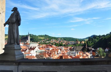 Cesky Krumlov görünümü ile sol bazı saint adam heykeli
