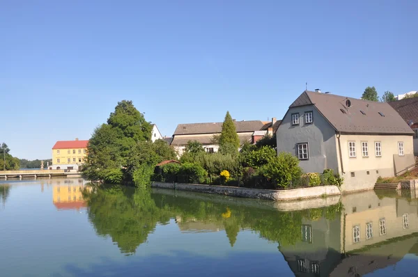 Bela casa na água na cidade boémia sul Jindrichuv Hradec (accross do castelo ) — Fotografia de Stock