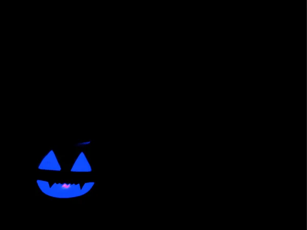 Blauwe enge pompoen eenvoudige Halloween achtergrond — Stockfoto