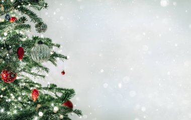Kırmızı süslemeli yılbaşı ağacı. Arka planda bokeh, kıvılcım, parıltı var. Mutlu Noeller ve mutlu yıllar tebrik kartı. Xmas ve kış tatili. Noel bayrağı