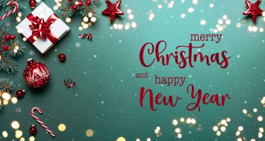 Mutlu noeller ve mutlu yeni yıl metinleri hediye kutuları, kurdeleler, kırmızı süslemeler, köknar dalları, bokeh, ışıltı ve konfeti. Xmas ve kış tatili. Noel zamanı, üst manzara
