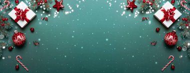 Kırmızı süslemeli Noel hediye kutuları ve yeşil arka planlı Noel köknar dalları. Mutlu Noeller ve mutlu yıllar tebrik kartı. Xmas ve kış tatilleri, en iyi manzara.