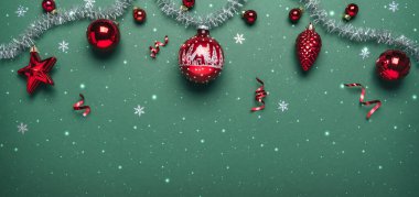 Yeşil arka planda gümüş çelenkli Noel kırmızısı süslemeleri. Mutlu Noeller ve mutlu yıllar tebrik kartı. Xmas ve kış tatili, Noel geniş afişi, üst manzara